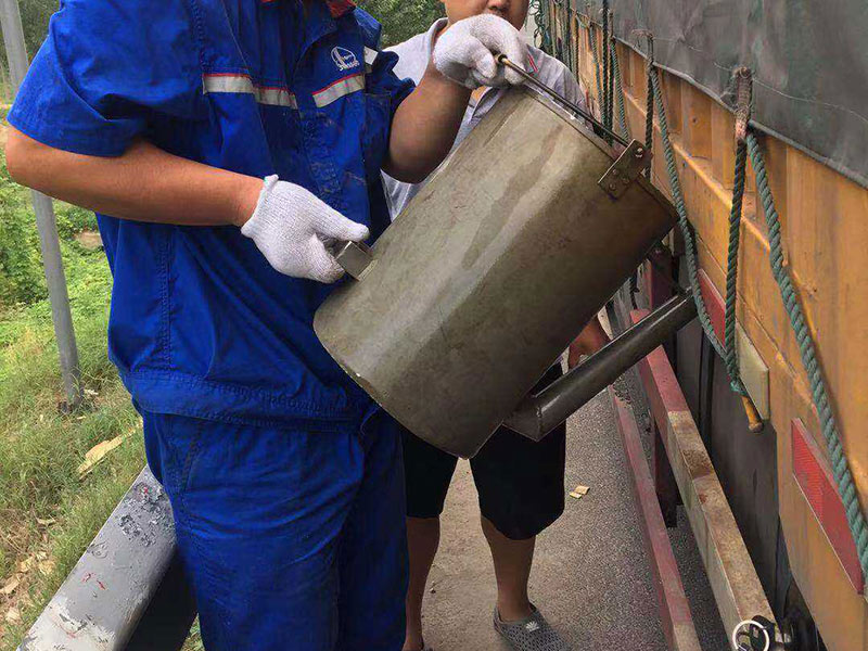 紧急送油救援 