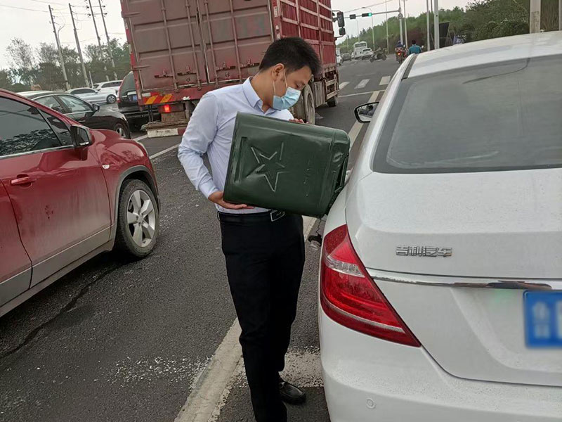 紧急送油救援 